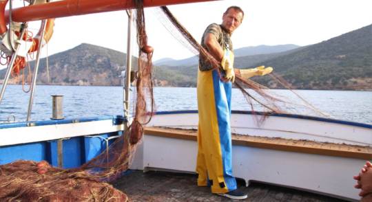 IL PESCATORE CHE FERMA LA PESCA A STRASCICO CON 
UN MUSEO IMMERSO