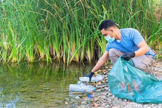 I RAGAZZI PULISCONO I FIUMI DELLE LORO CITTÀ