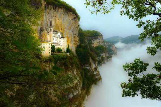 IL SANTUARIO SOSPESO NELLA ROCCIA: L’ITALIA CHE MERAVIGLIA