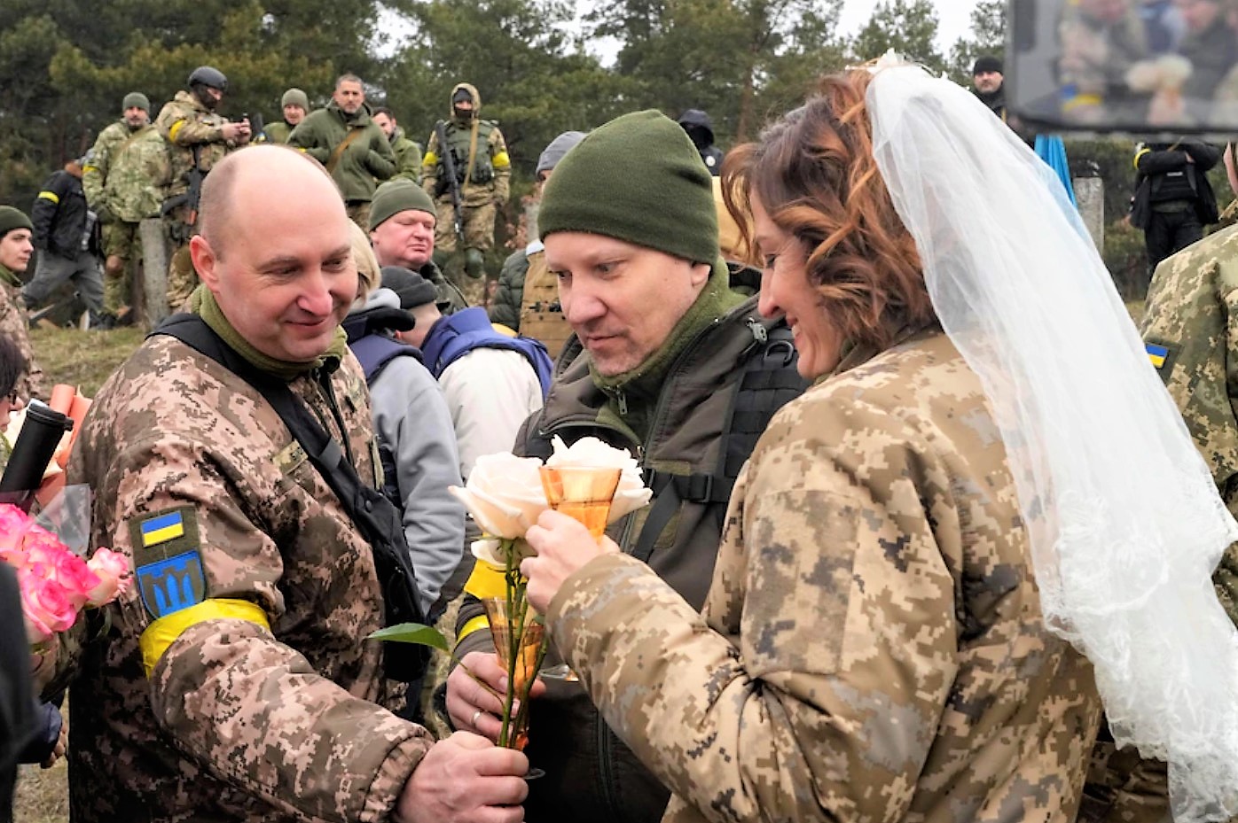 SI SPOSANO SUL FRONTE DI GUERRA: L'AMORE VA OLTRE OGNI COSA