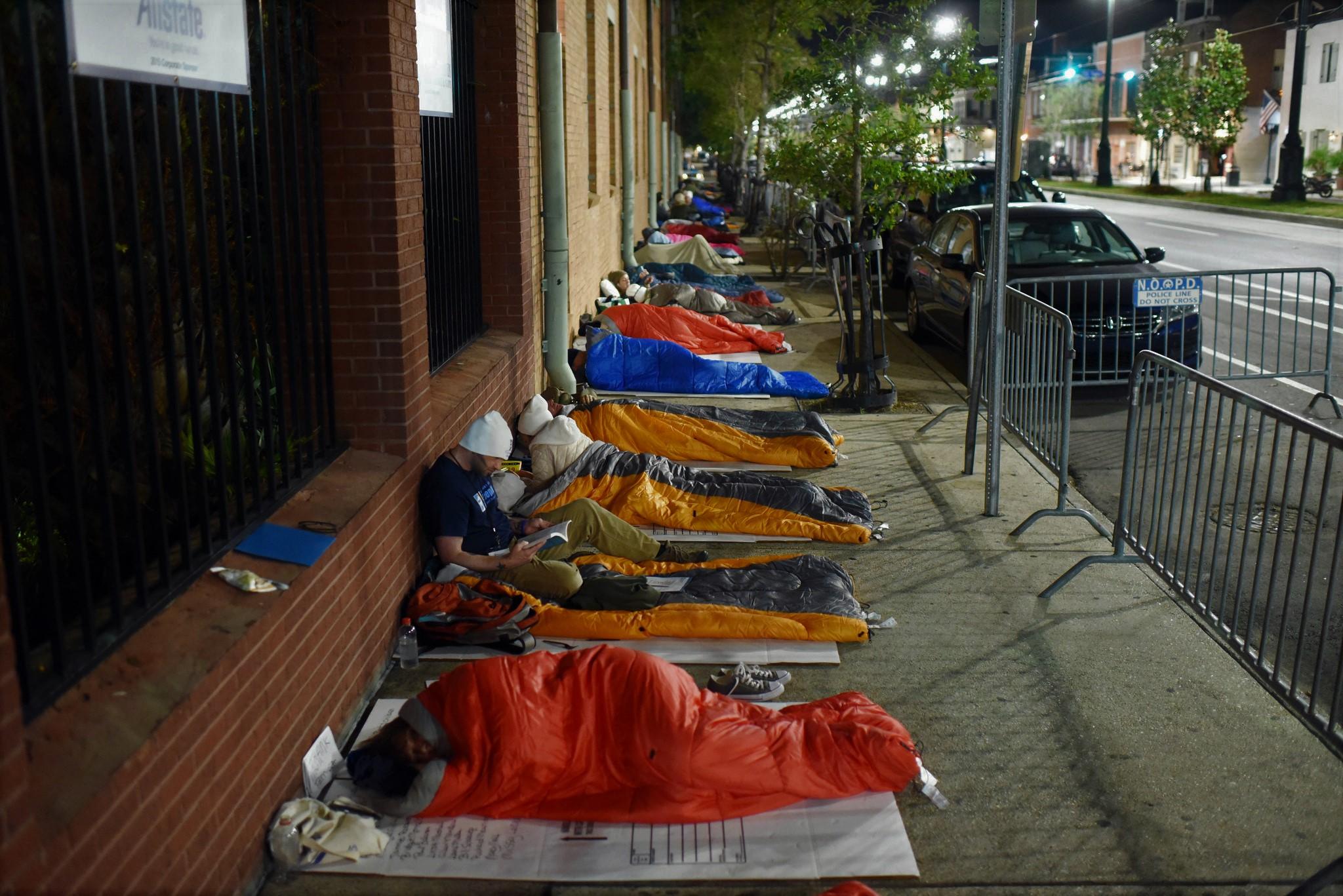 DORMITORIO PIENO, IL PARROCO DORME IN STRADA COI SENZATETTO