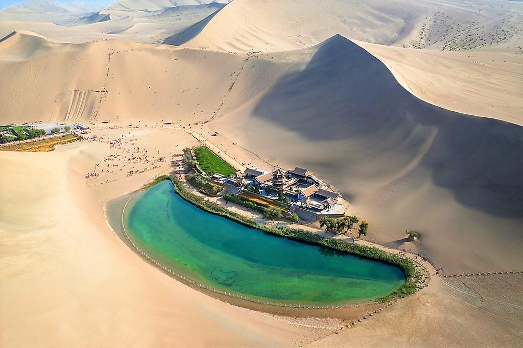 IL LAGO CHE SFIDA IL DESERTO