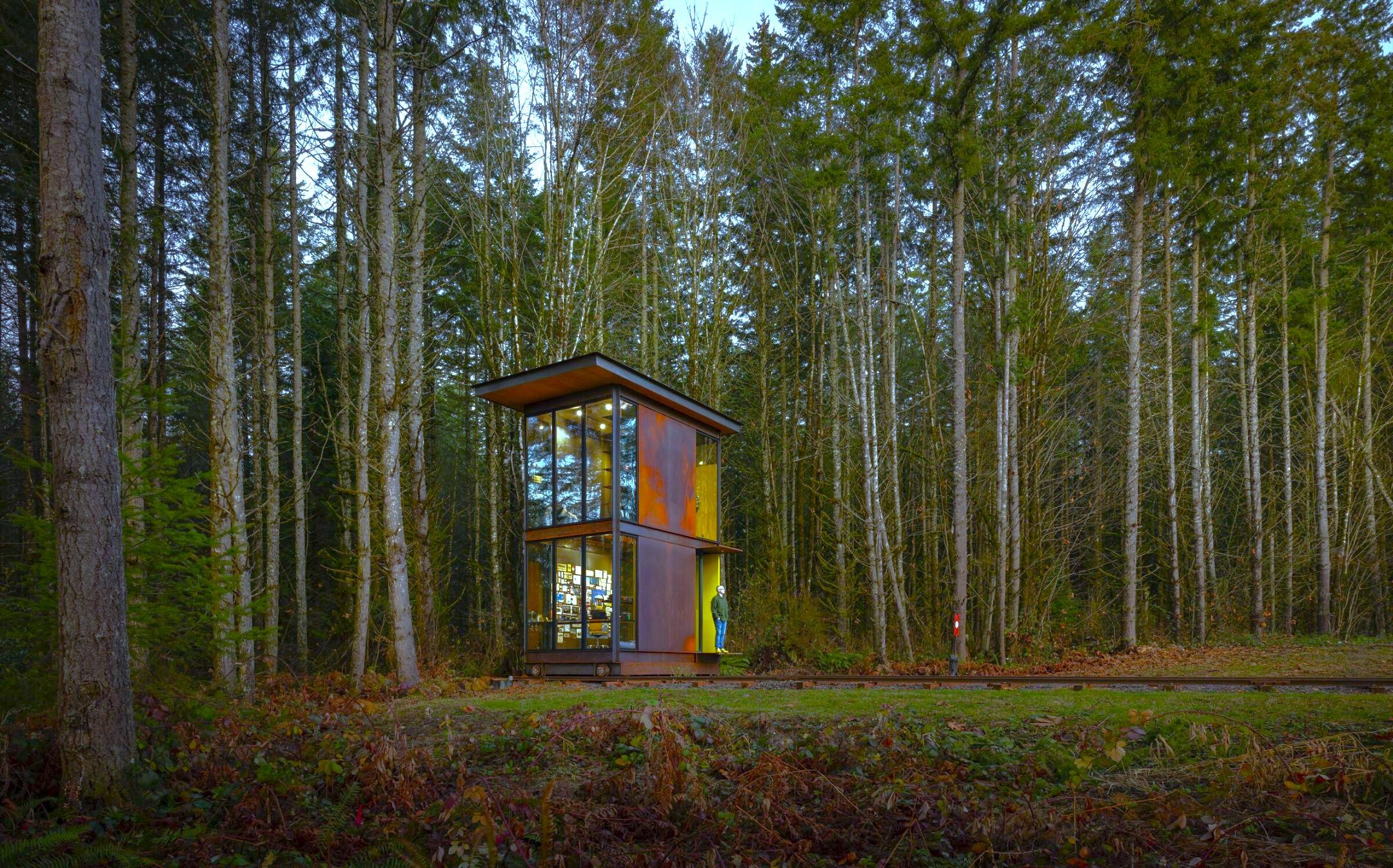 LA CASA CHE SI MUOVE NELLA FORESTA SUI BINARI