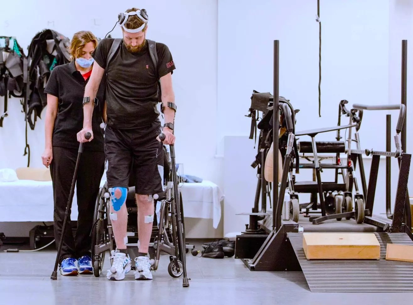 PARALIZZATO DA 11 ANNI TORNA A CAMMINARE GRAZIE A UN PONTE DIGITALE