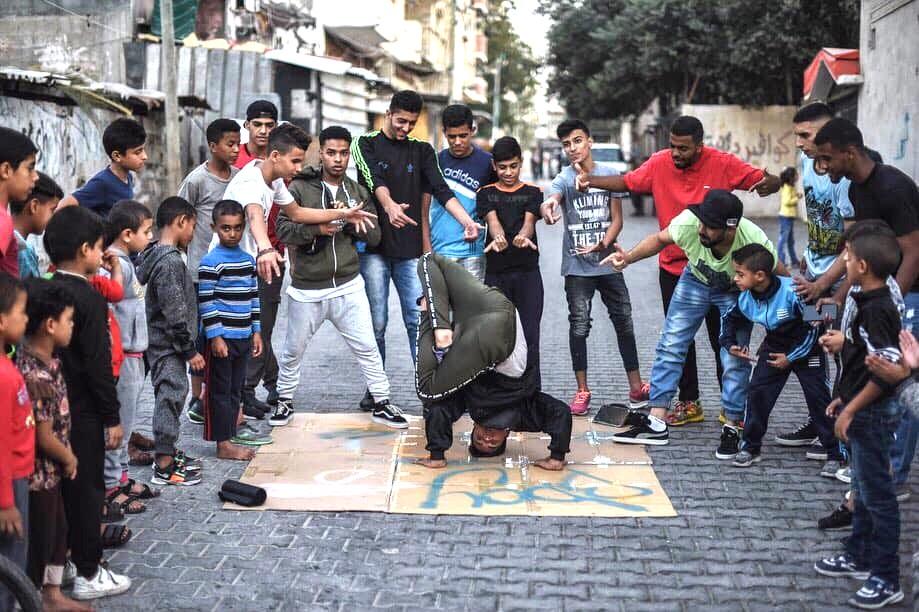 LA BREAK DANCE RIDÀ VITA NEI CAMPI PROFUGHI