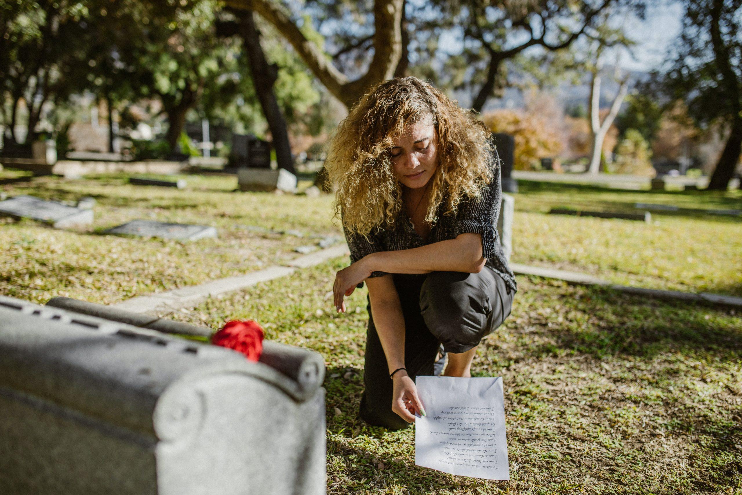 I POETI CHE ACCOMPAGNANO LE PERSONE MORTE SOLE