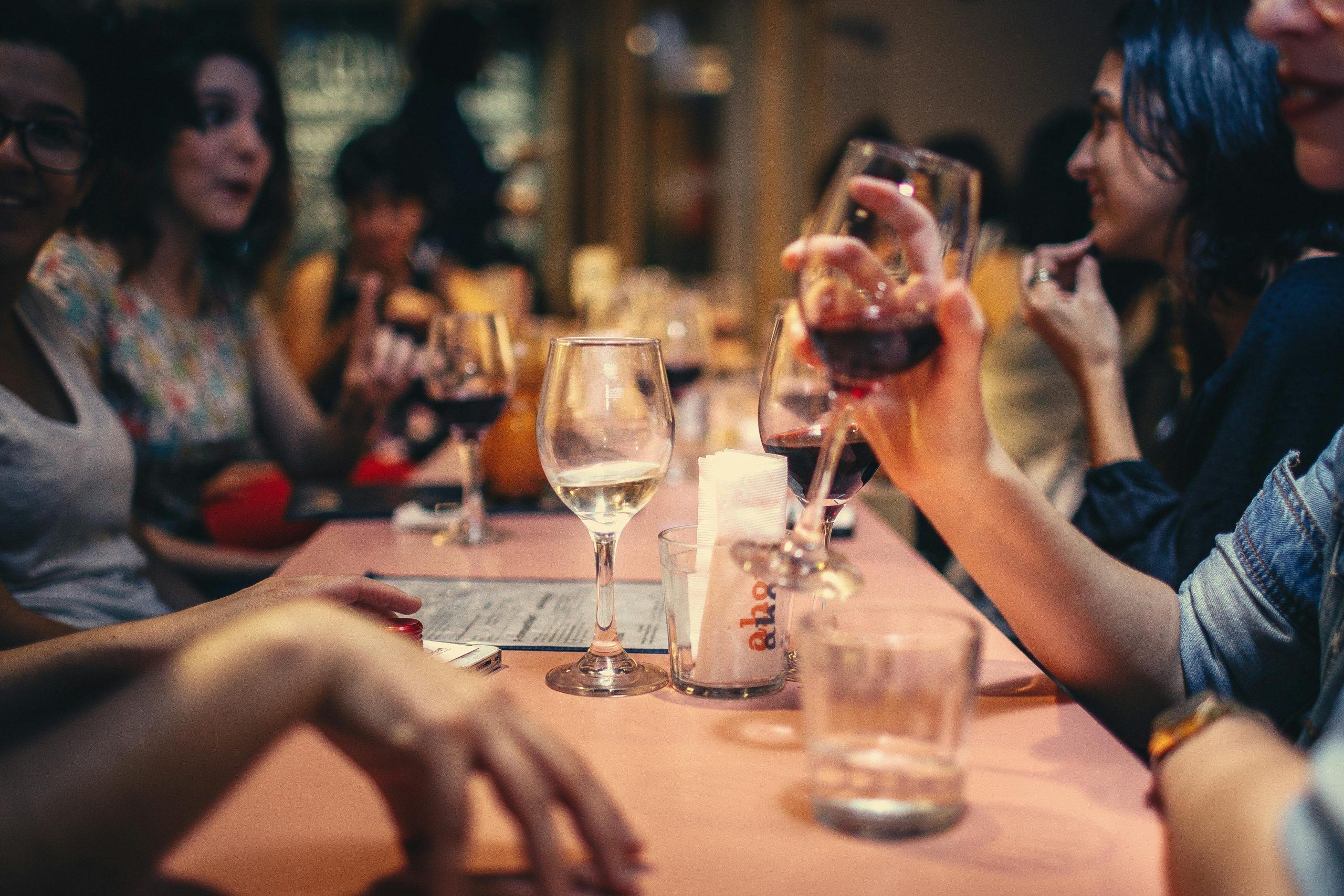 VINO GRATIS A CHI RINUNCIA AL CELLULARE AL RISTORANTE