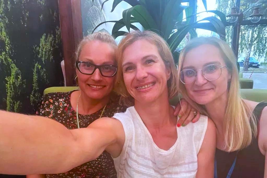 SEPARATA DA BAMBINA, RITROVA LE SORELLE E LA MADRE DOPO 44 ANNI