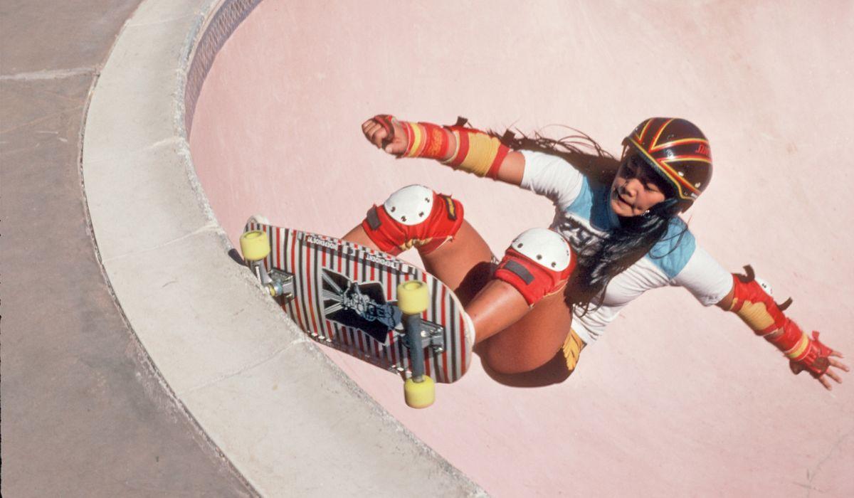 LA SKATER PIÙ LONGEVA DEL MONDO: A 64 ANNI ANCORA SULLA TAVOLA