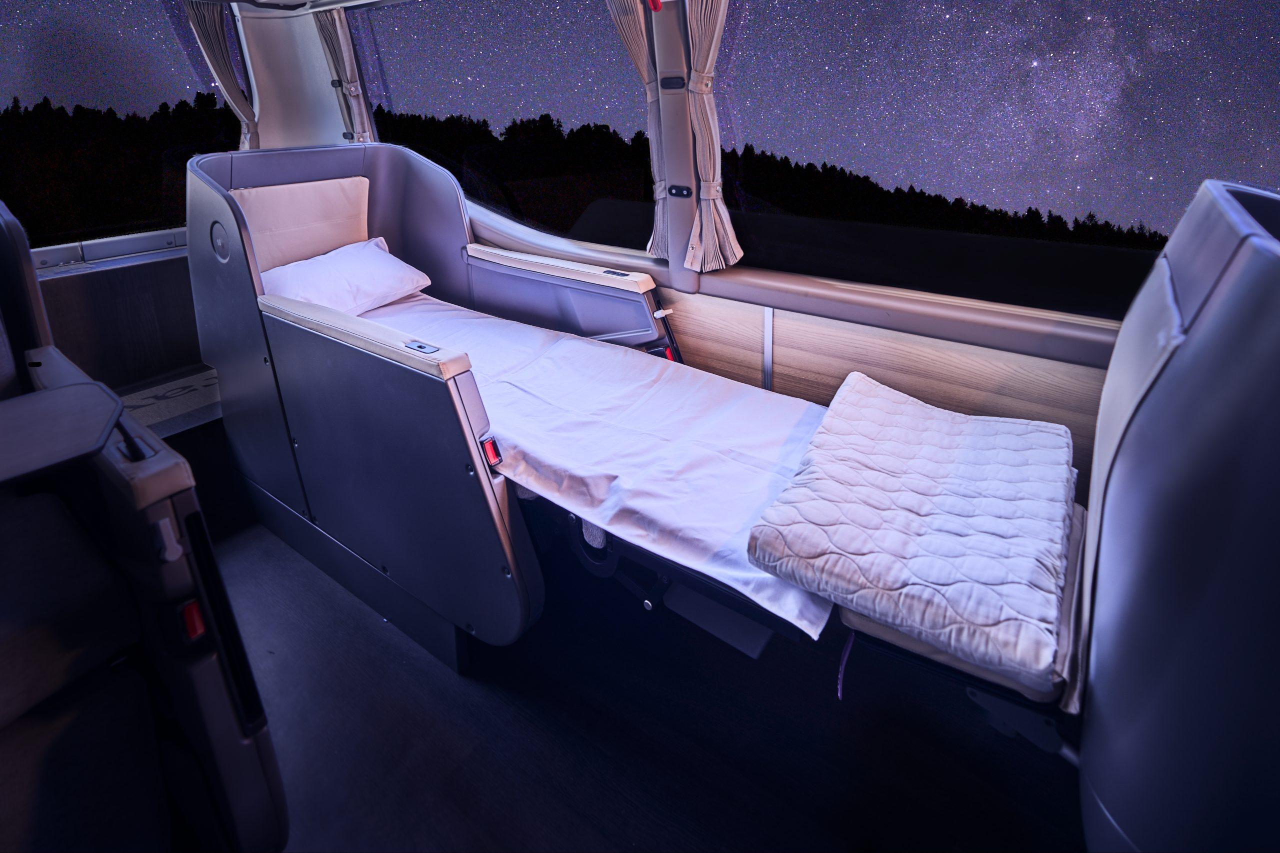 PARTE IL SERVIZIO DEI PRIMI AUTOBUS CON SEDILI-LETTO CHE ATTRAVERSANO L'EUROPA