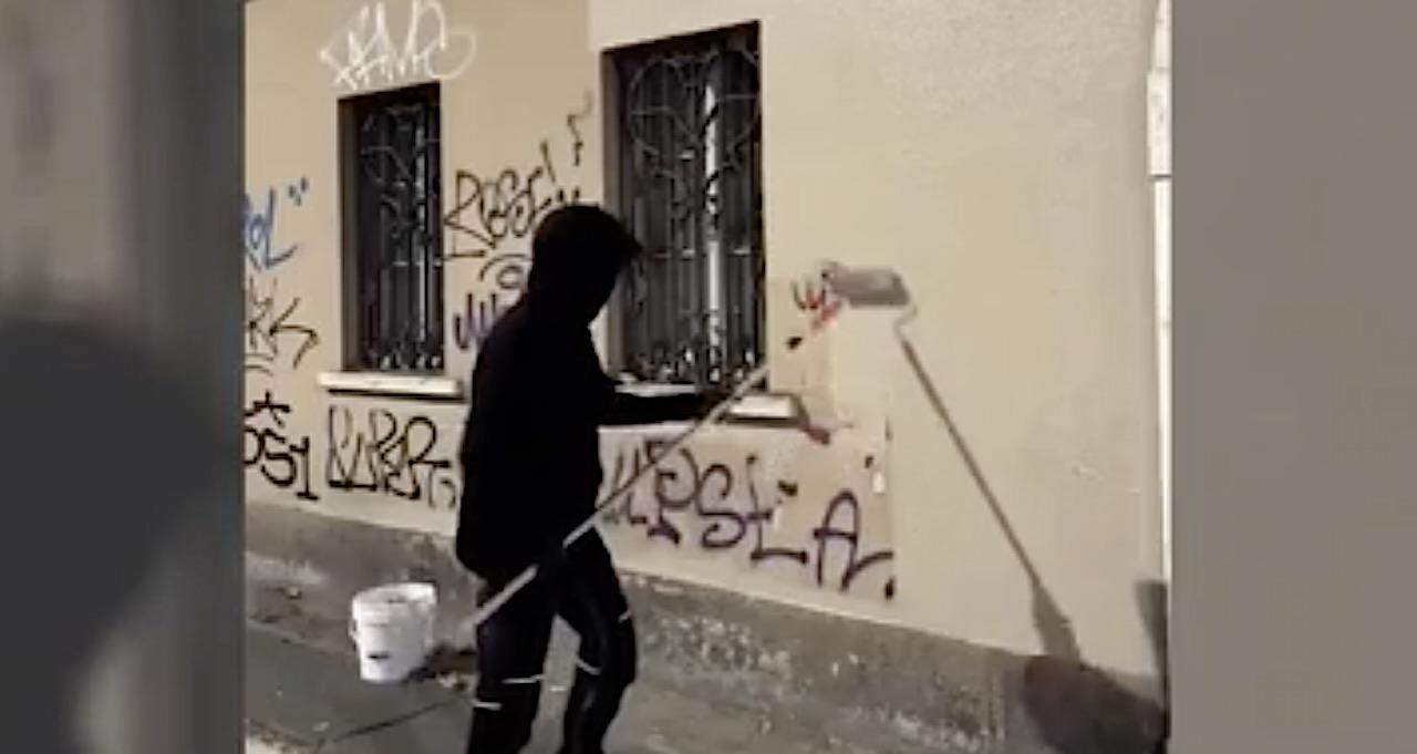 L'EROE ANTIGRAFFITI CHE COPRE LE SCRITTE VANDALICHE DAI MURI