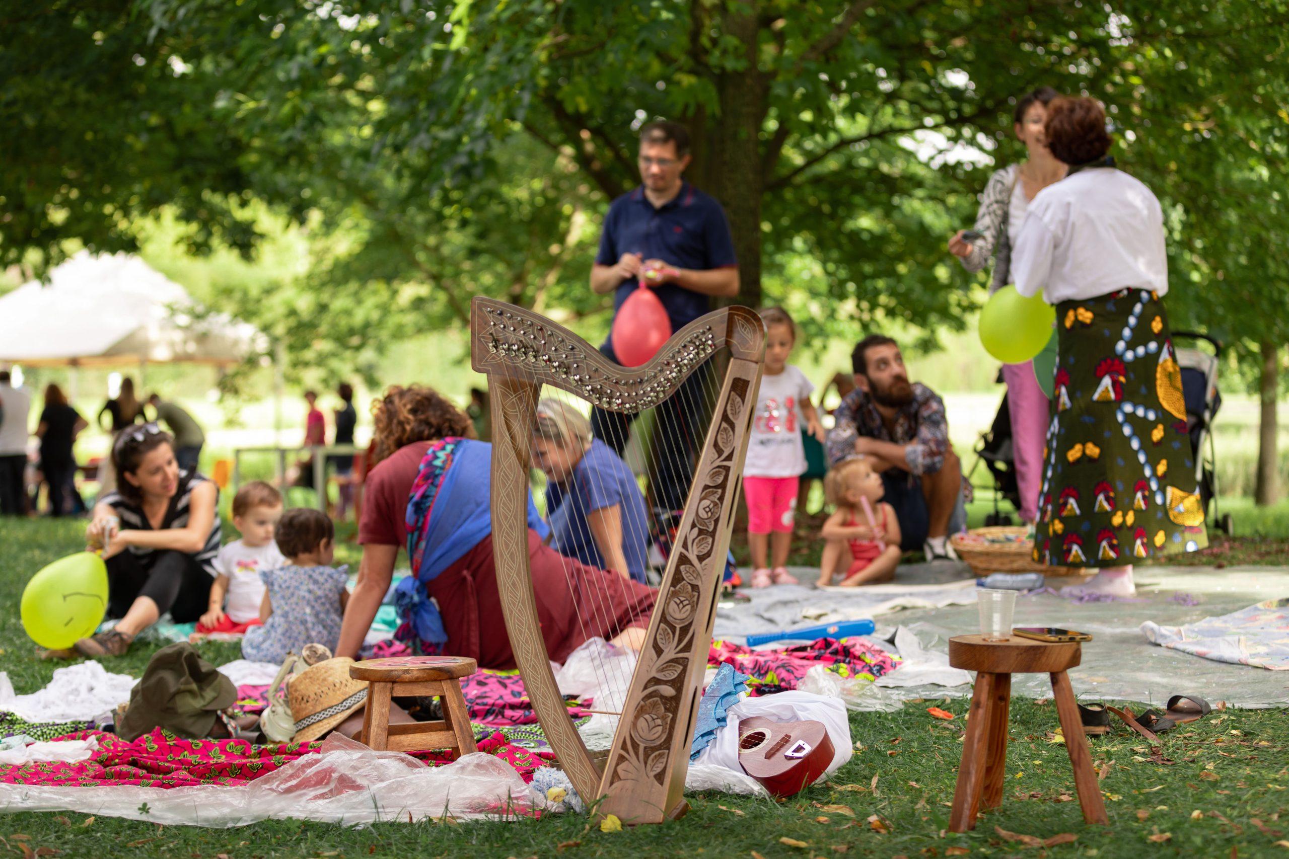 UN ABBRACCIO DI 4000 PERSONE PER CELEBRARE LA VITA: LA FESTA DELLA NASCITA