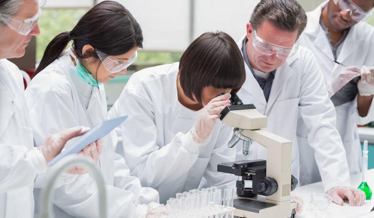 I RICERCATORI STATUNITENSI FUGGONO VERSO L'EUROPA: +22,4% IN UN ANNO