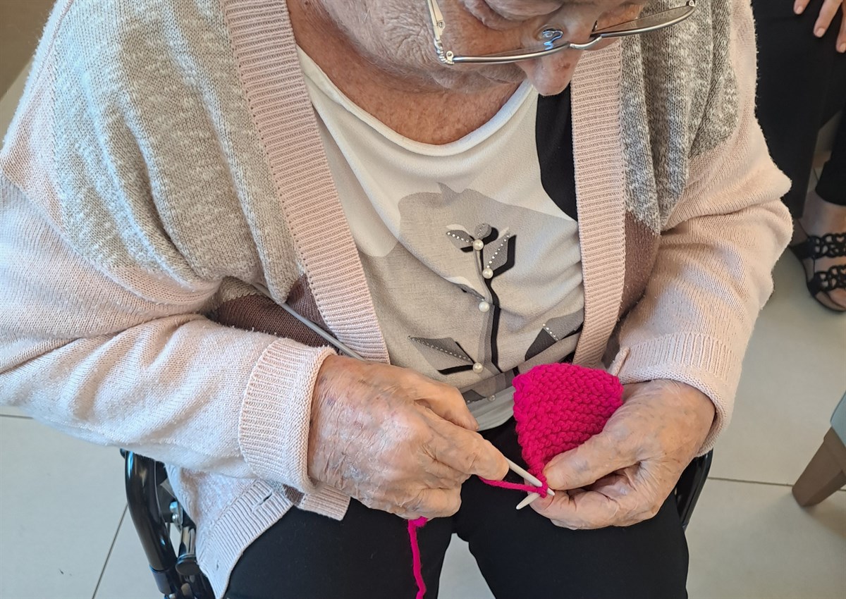 GLI ANZIANI NELLE RSA FANNO LE SCIARPE PER SCALDARE I SENZA FISSA DIMORA