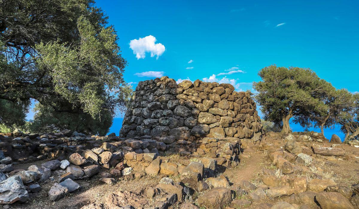 RITROVARE I NURAGHI PER SALVARLI: LA SARDEGNA PROTEGGE LA SUA STORIA CON L'AI