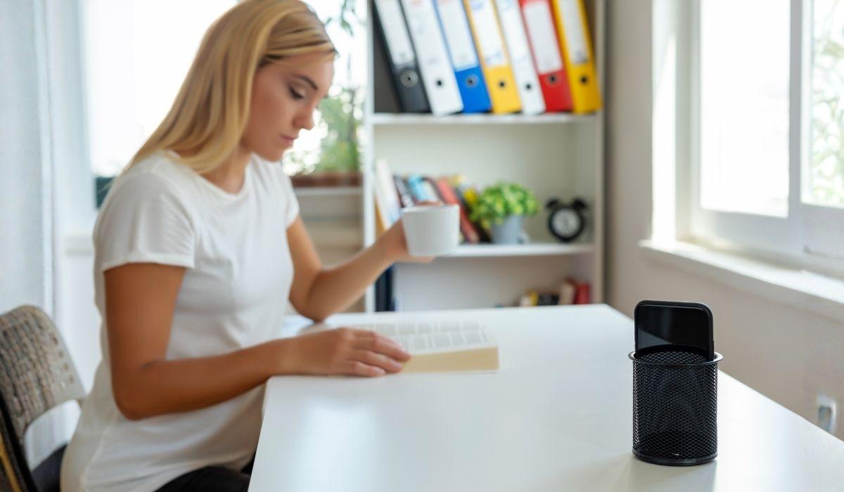 SPEGNERE TUTTE LE DISTRAZIONI COME ANTIDOTO ALL'IPERCONNESSIONE: LA GEN Z CI PROVA