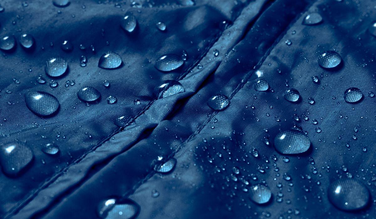 TESSUTI CHE RESPINGONO LO SPORCO E CHE SI AUTOPULISCONO: VERSO I LAVAGGI ZERO