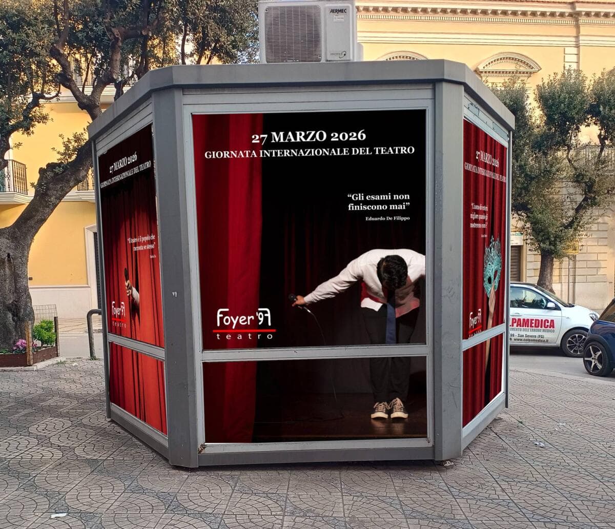 L'EDICOLA ABBANDONATA DIVENTA IL TEATRO PIÙ PICCOLO DEL MONDO