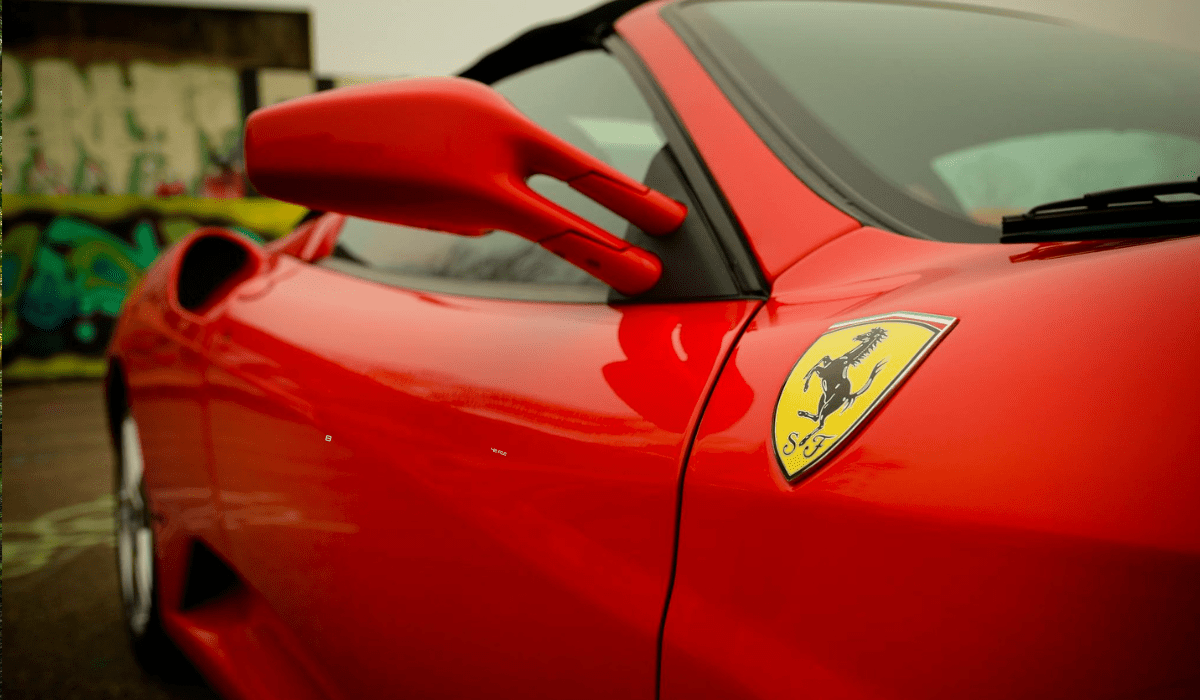 FERRARI BREVETTA I PANNELLI SOLARI RETRATTILI PER LE AUTO