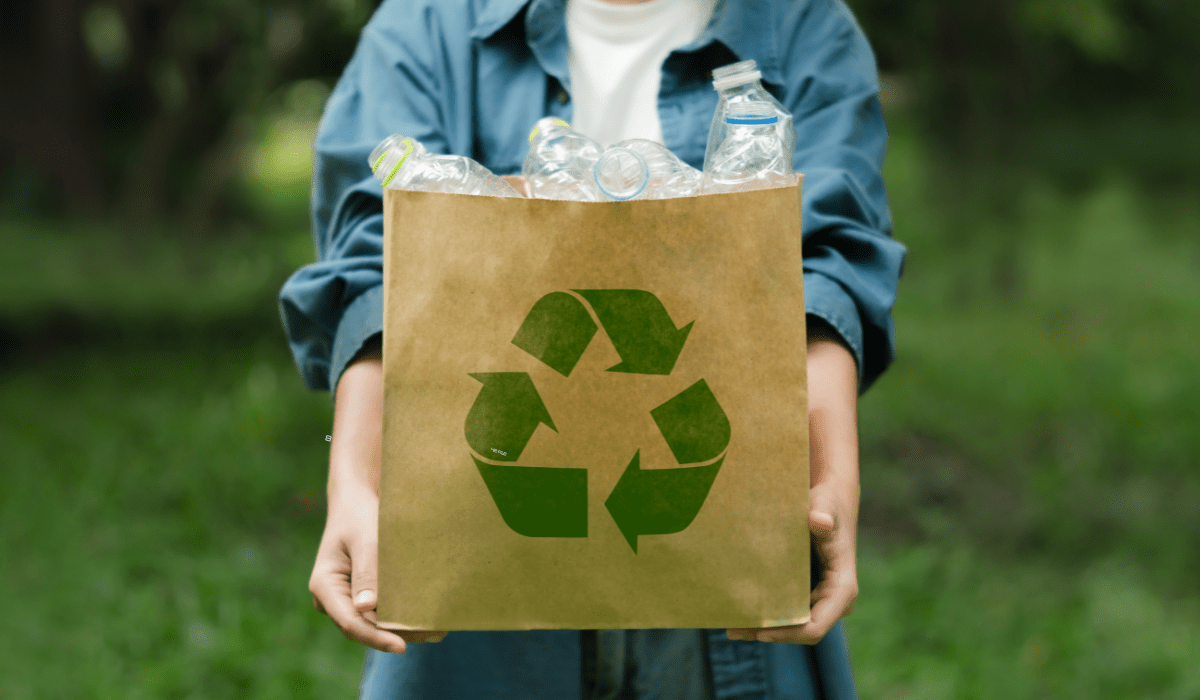 AUMENTA LA PLASTICA RICICLATA OBBLIGATORIA NELLE BOTTIGLIE: L'UE STABILISCE LO STANDARD