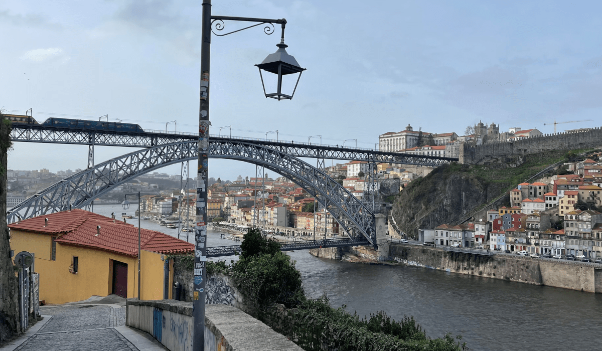 MENO AUTO IN CITTÀ: MEZZI PUBBLICI GRATIS PER I RESIDENTI A PORTO