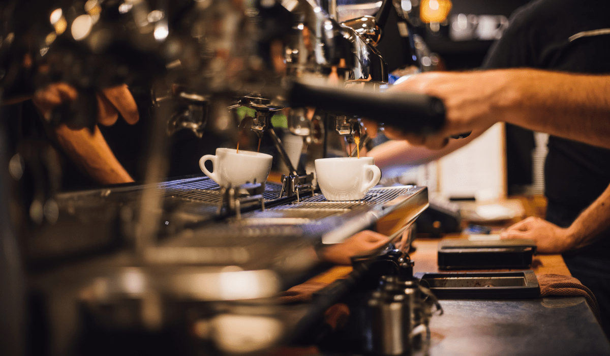 IL BAR PIÙ ANTICO DEL PAESE TORNA A VIVERE, GRAZIE ALLA COMUNITÀ