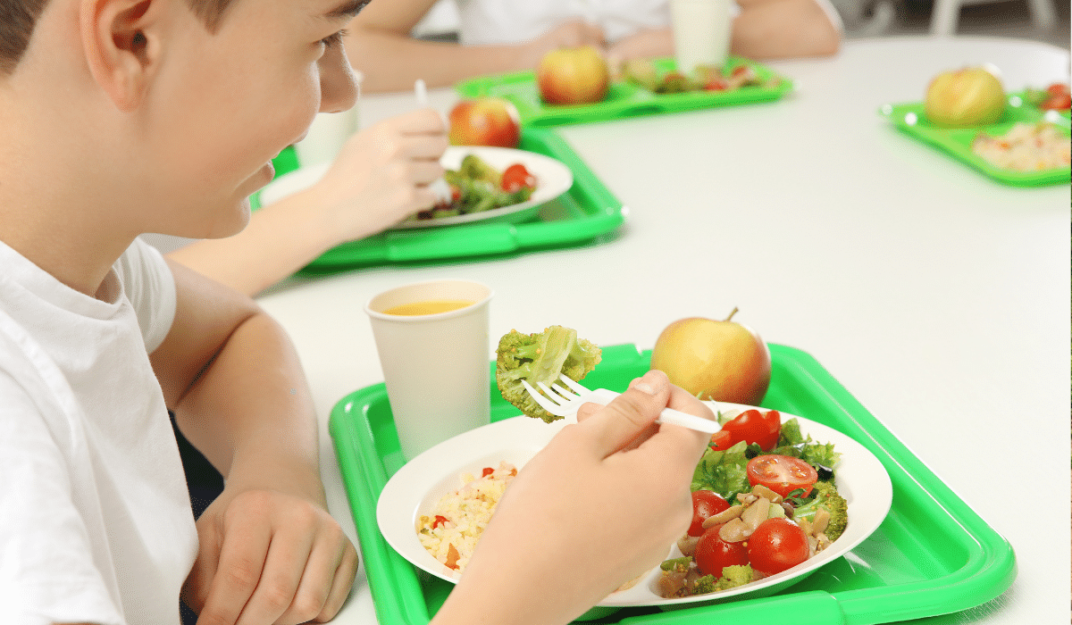 MENO FRITTI E DOLCI NELLE MENSE DELLE SCUOLE INGLESI: CIBO MIGLIORE E GRATUITO